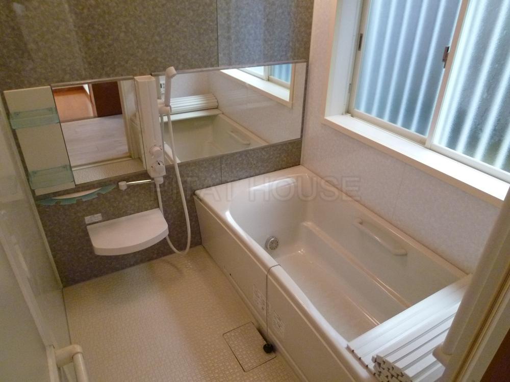 Bathroom.  ◆ There is also a large window, Bright and spacious unit bus.