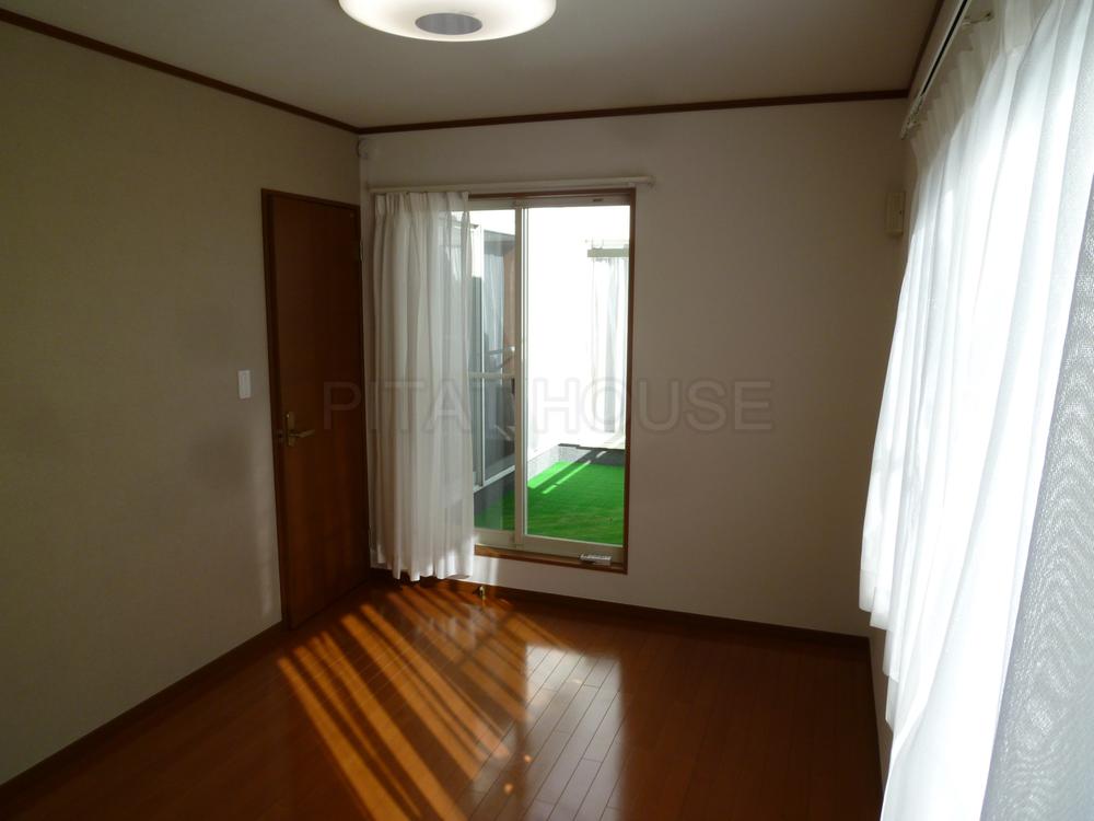 Non-living room. ◆ Bright second floor of the Western-style.