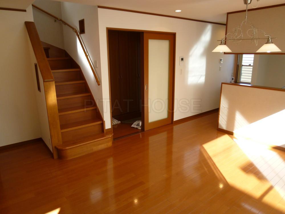 Living.  ◆ Heisei 16 years built in stylish 4LDK. Since the living room is a staircase Fureae your family every day. So you can immediately move in already interior renovation, Please contact us feel free to contact at any time.