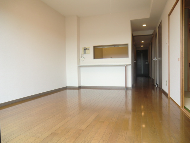 Living and room. Spacious 11.4 tatami