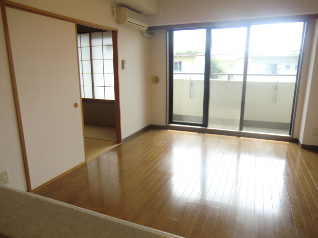 Living and room. Spacious 11.7 tatami