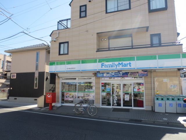 Convenience store. 520m to Family Mart (convenience store)