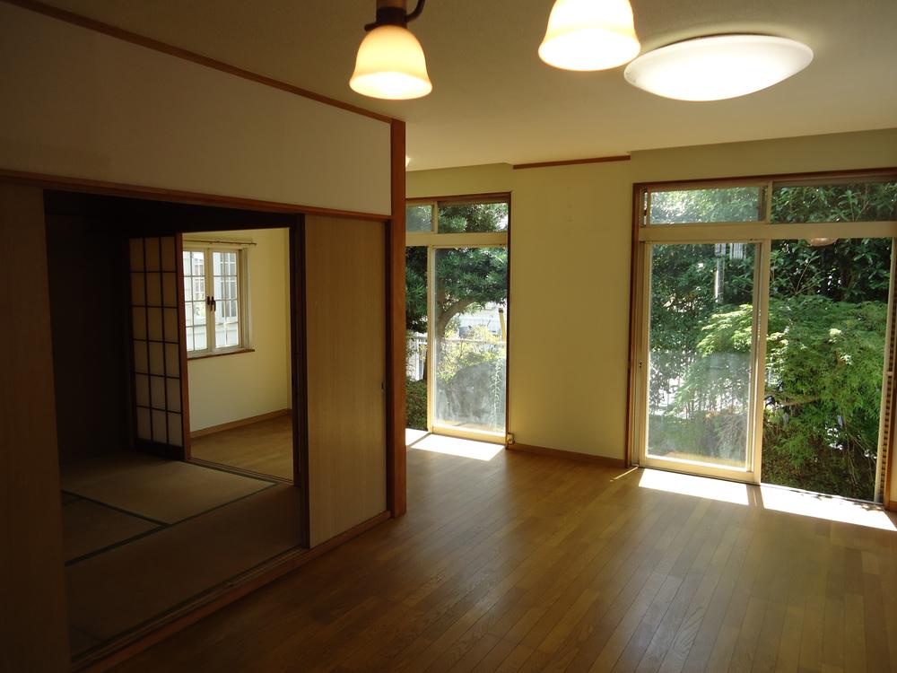Living. Wide lighting surface opening, Bright spacious LDK.