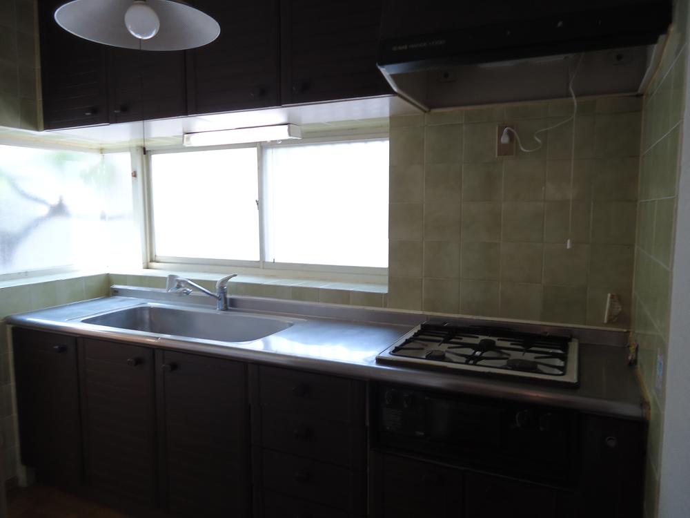 Kitchen. Since coming a south-facing window to the front, Bright and ease of use is good. Or flow line to the living room would be neck.