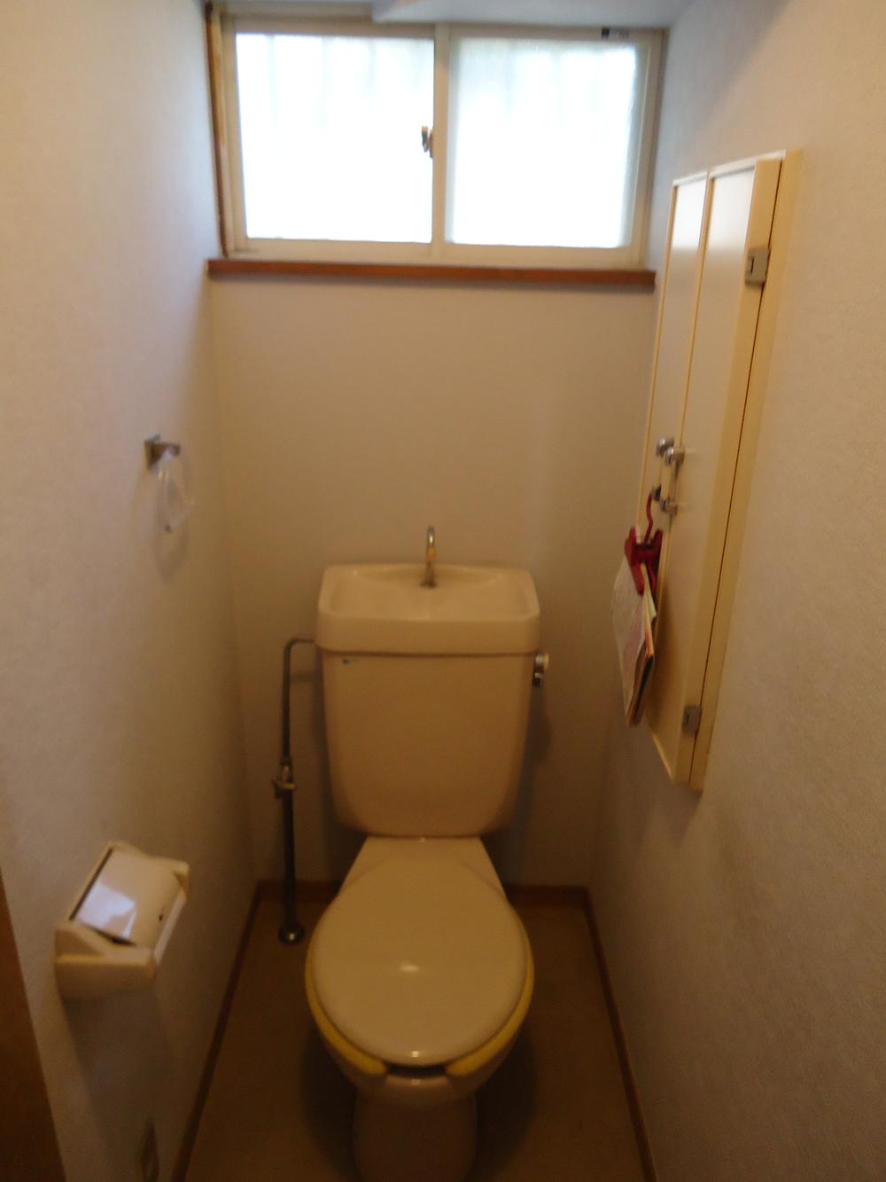 Toilet. 1F toilet