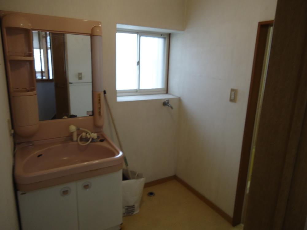 Wash basin, toilet. 1F basin