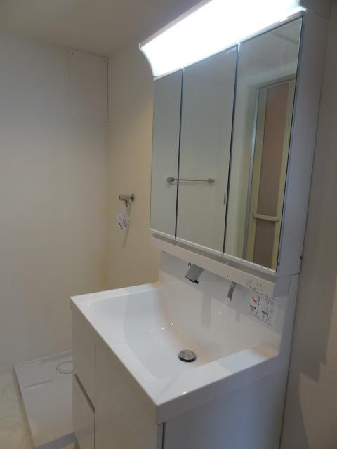 Wash basin, toilet. Indoor (11 May 2013) Shooting