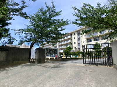 Primary school. 690m to Yokosuka elementary school (elementary school)