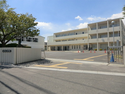 Junior high school. Put away 200m from junior high school (junior high school)