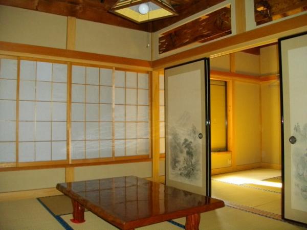 Non-living room. Open the sliding door and 12 mats of continued Japanese-style room
