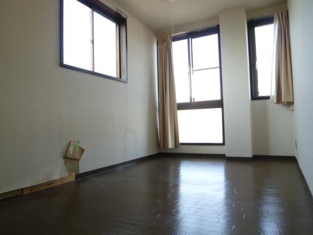 Living and room. This cushion floor of dark brown.