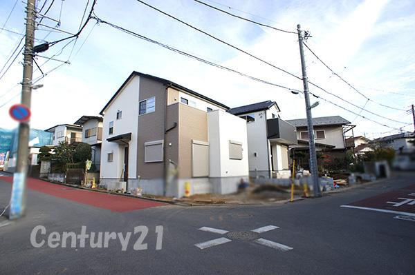 Local photos, including front road. Overall