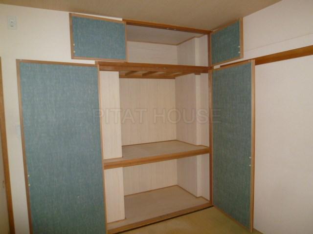 Receipt.  [Japanese-style storage] Storage is divided into three stages can be stored a lot of things.