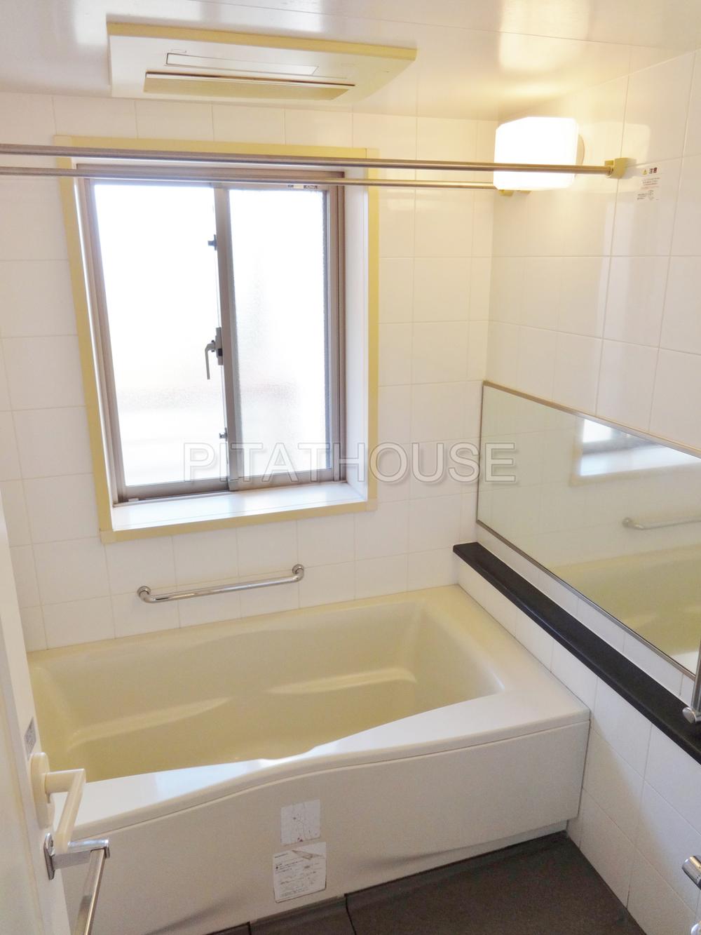 Bathroom.  [bathroom] With rare small window in the apartment. Ventilation also excellent
