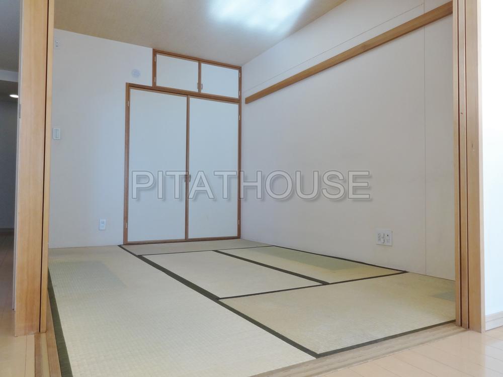 Non-living room.  [Japanese-style room] Japanese-style of living and Tsuzukiai