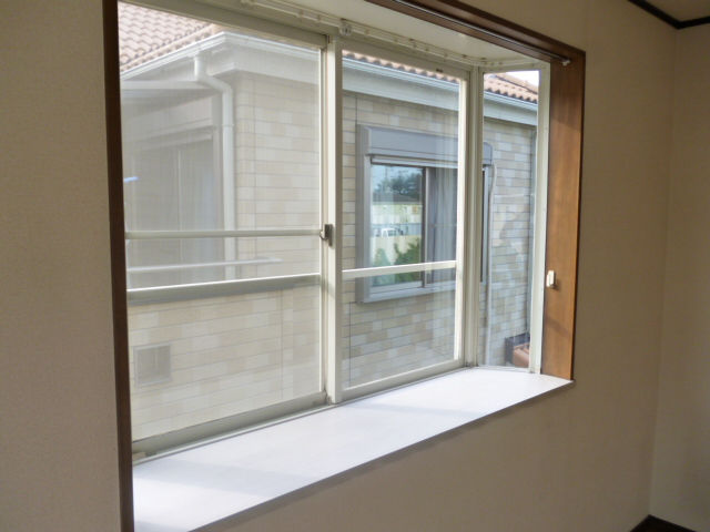 Other Equipment. Corner room With decorative cupboard best bay window