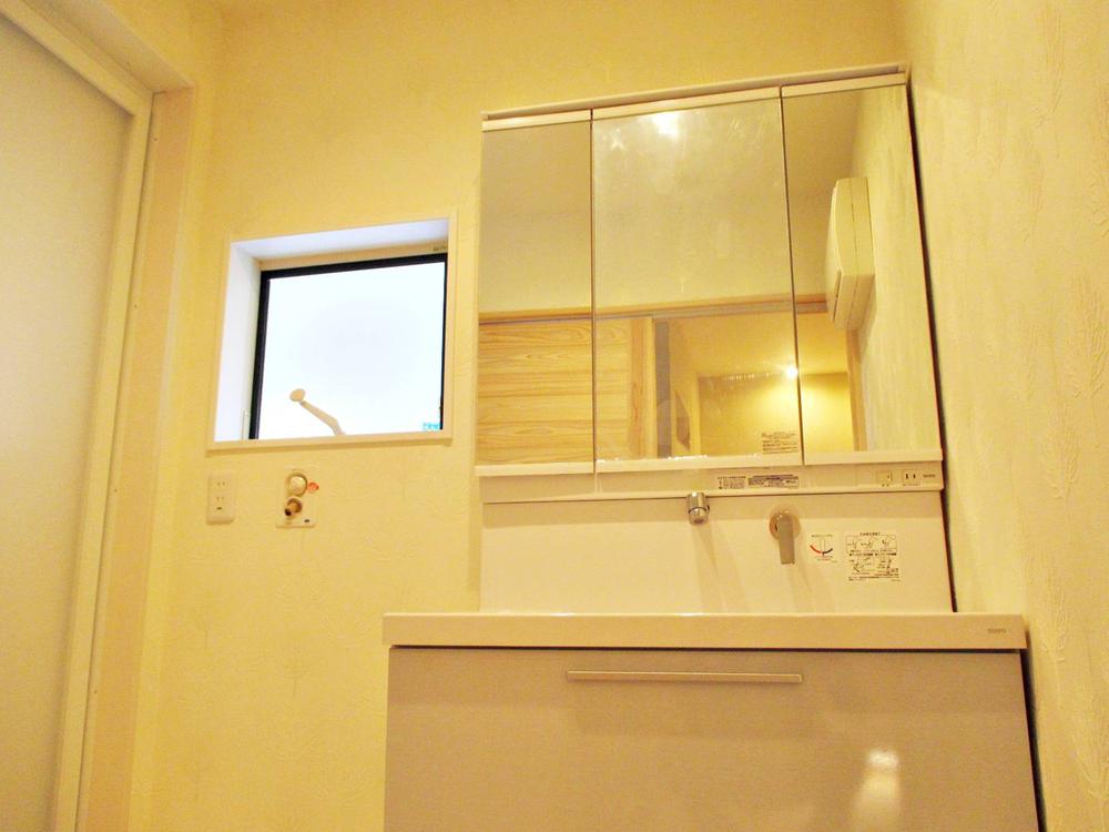 Wash basin, toilet. Dress Up washbasin