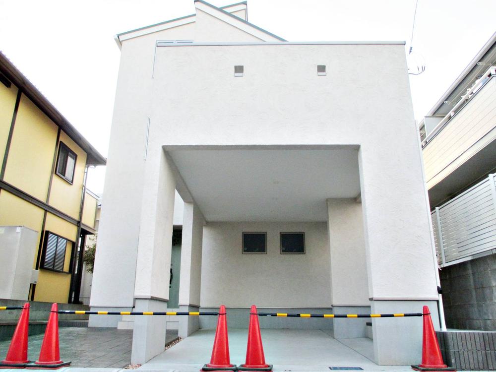 Parking lot. Spacious built-in garage
