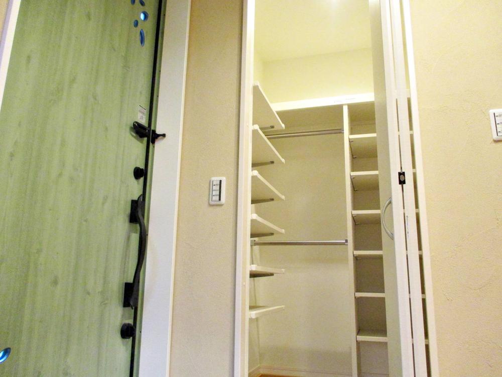 Receipt. Large walk-in closet