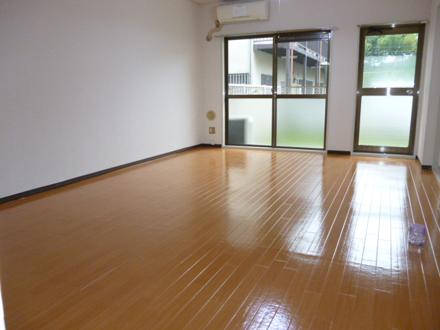 Living and room. Nagakata wide living room about 14 Pledge