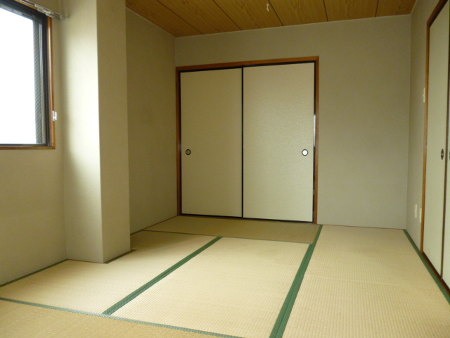 Other room space. Dining (bottom) Japanese-style room 6 quires Closet 1 between the amount