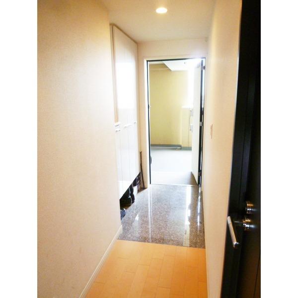 Entrance. Shoebox with a storage capacity