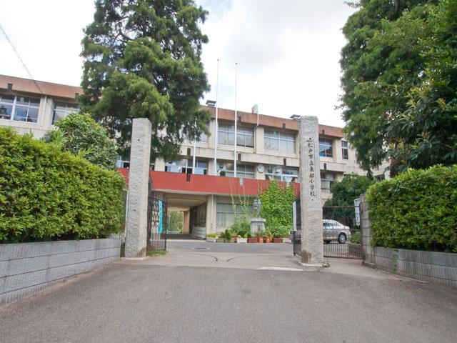 Primary school. 1600m to the East Elementary School