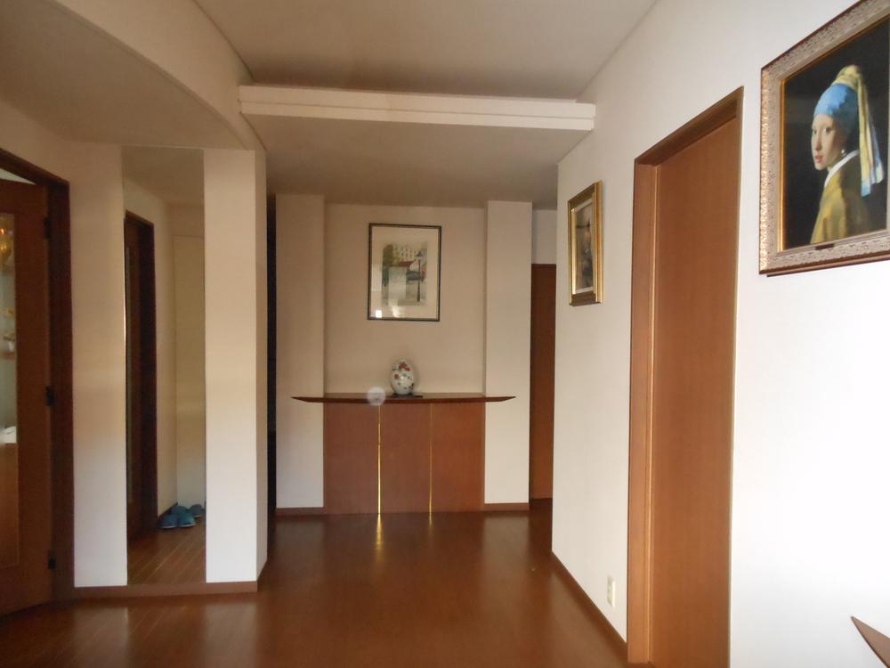 Entrance. Because it is an open entrance, There is no feeling of pressure.