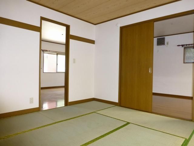 Living and room. It will calm the Japanese-style room