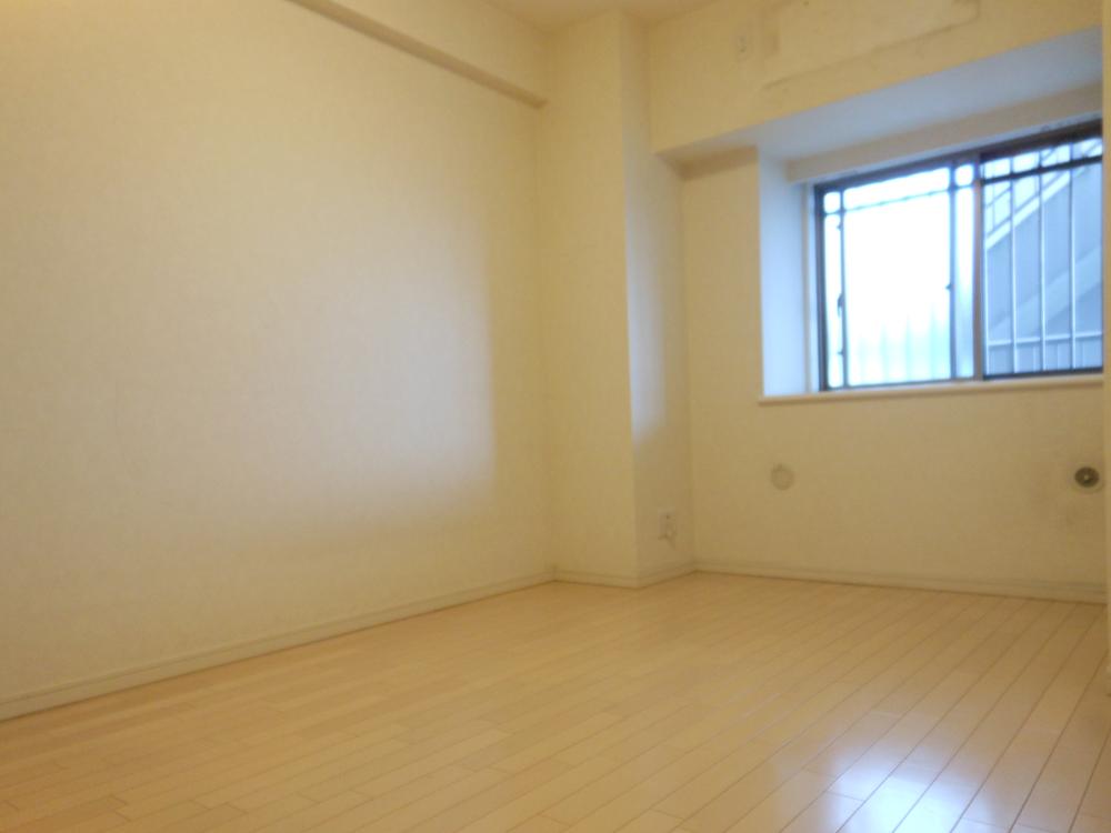 Non-living room. All room storage Yes! !