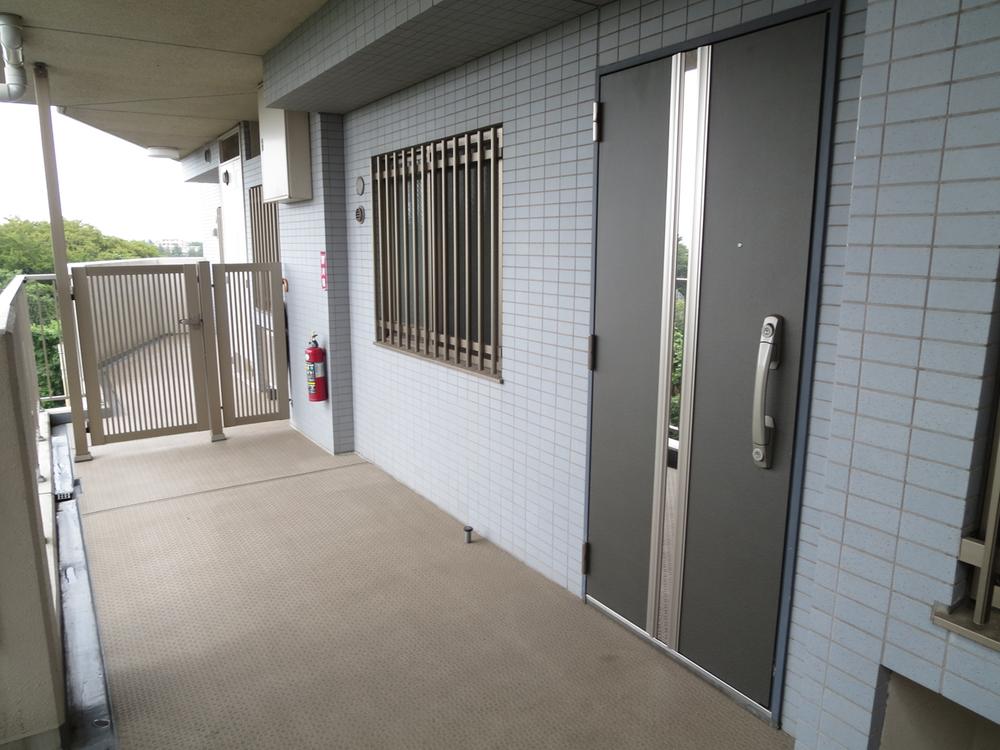 Entrance. Stylish front door!