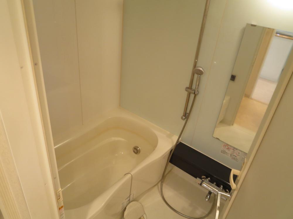 Bathroom. With burning function Zhongshu in bathtub. Even deviates is with your family bath time, You can enjoy a warm bath