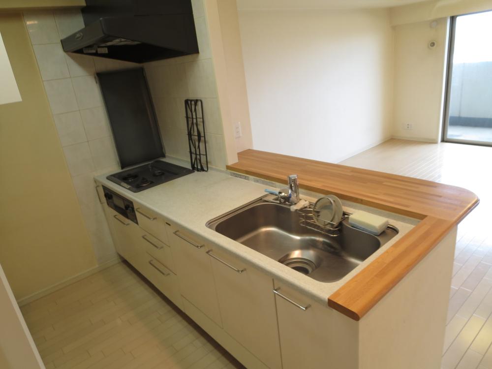 Kitchen. Stove 3-neck. It is cooking is likely to proceed crunchy