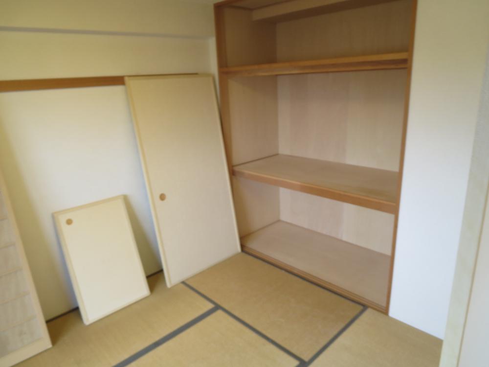 Non-living room. There is also a Japanese-style room.