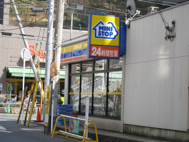 Convenience store. MINISTOP up (convenience store) 210m