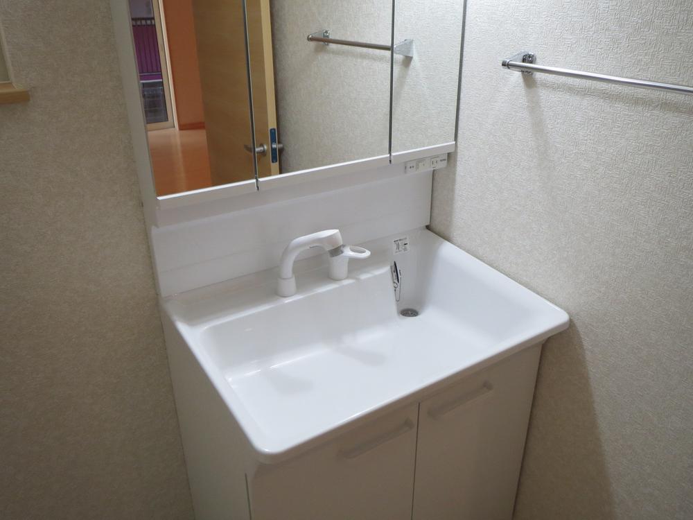 Wash basin, toilet. Indoor (12 May 2013) Shooting