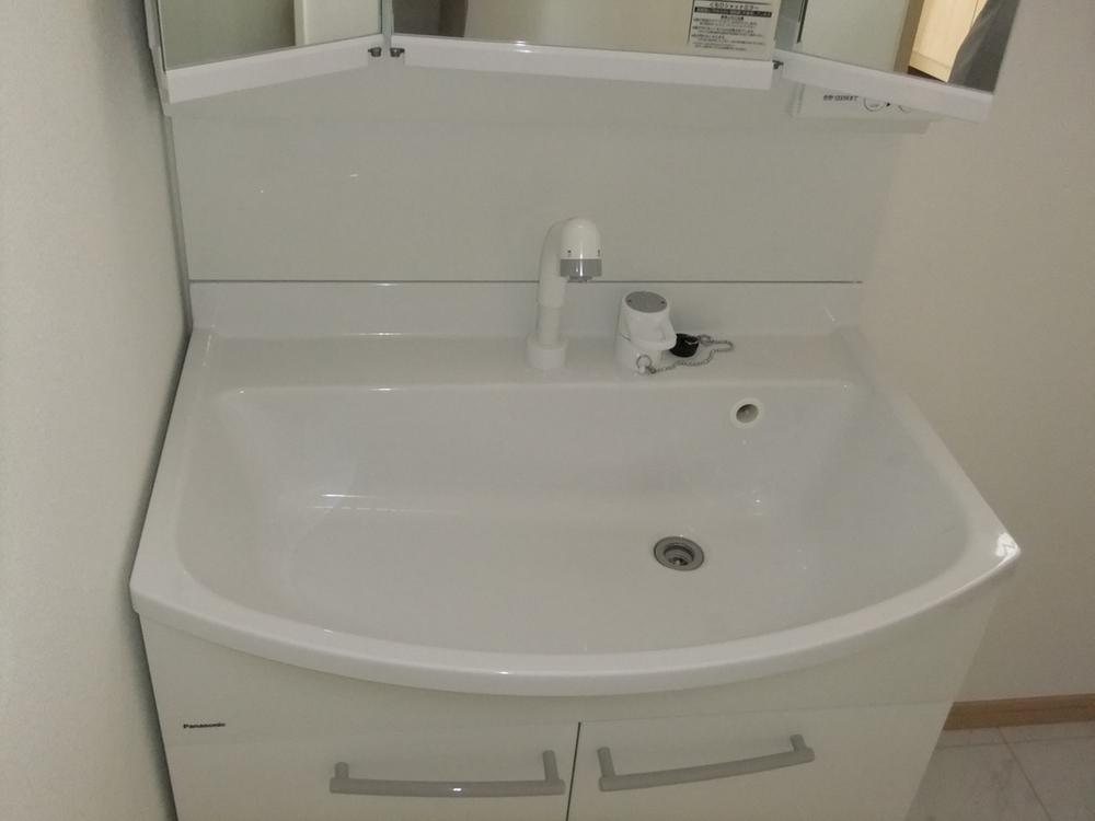 Wash basin, toilet
