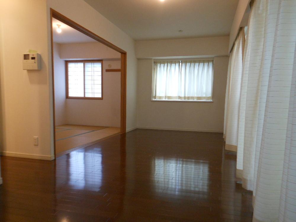 Living. Many LDK lighting surface facing the balcony, In the space relax with your family!