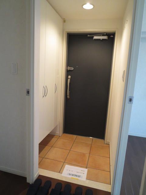 Entrance. Storage amount of the medium 's footwear input