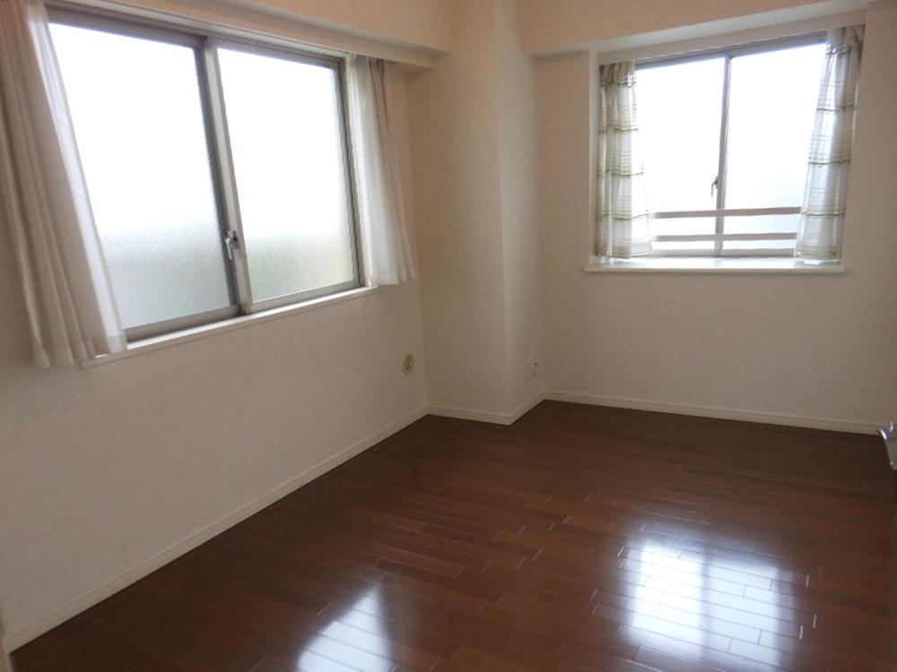 Non-living room. 6 Pledge of Western-style