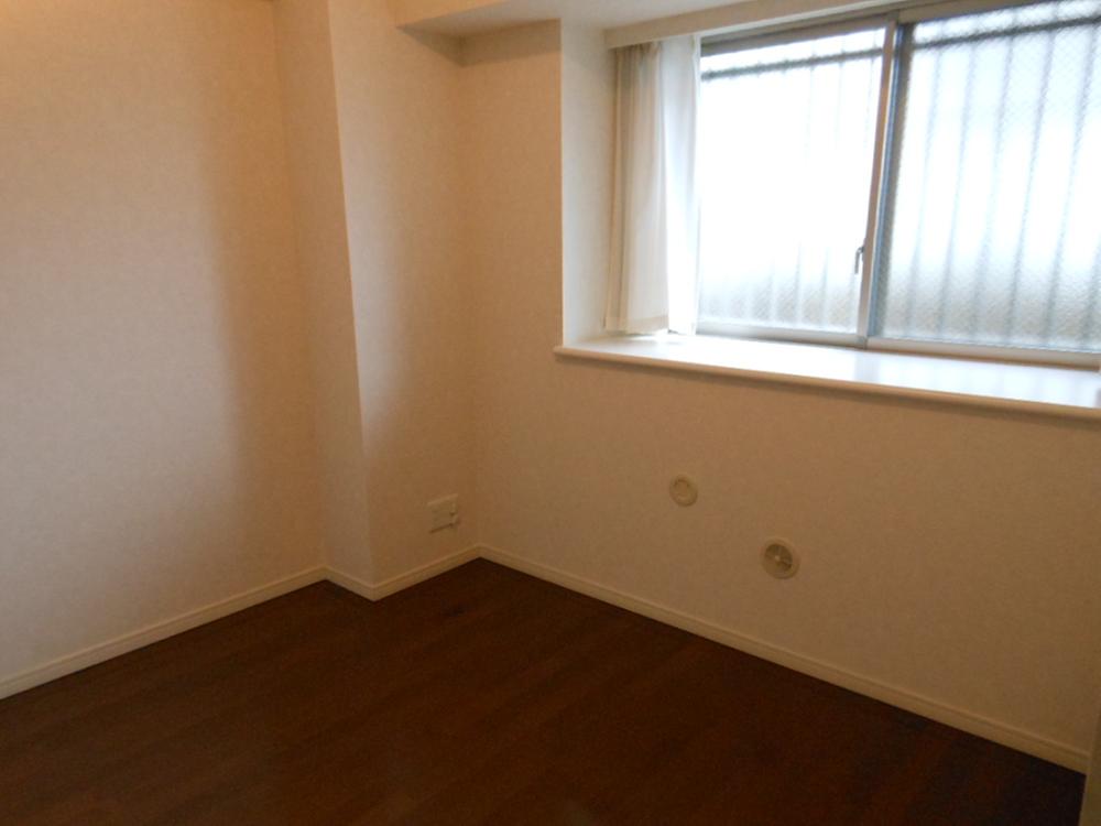 Non-living room. 5 Pledge of Western-style