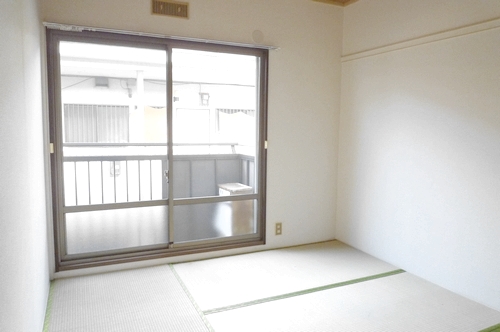 Other room space. It is a Japanese-style room to warm the day of plug