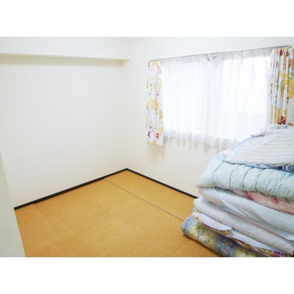 Non-living room. About 5.0 Pledge Western-style