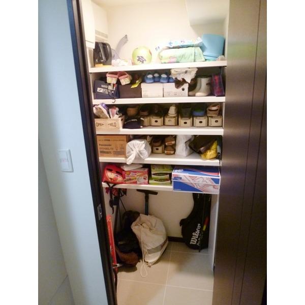 Receipt. Entrance next to shoes in cloak