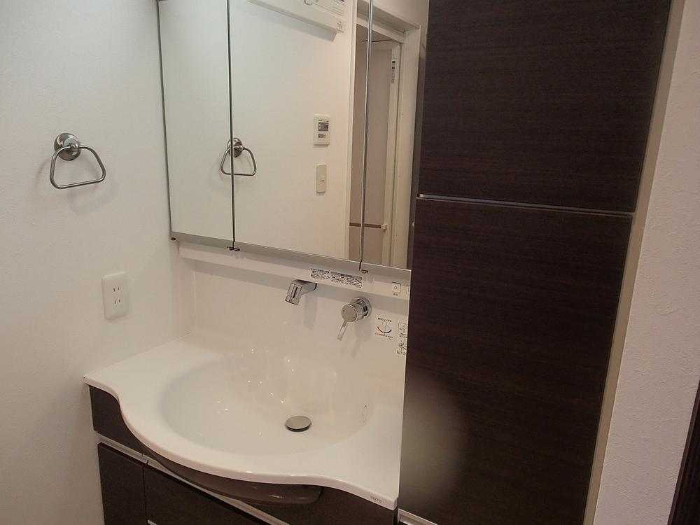 Wash basin, toilet. Indoor (December 27, 2013) Shooting