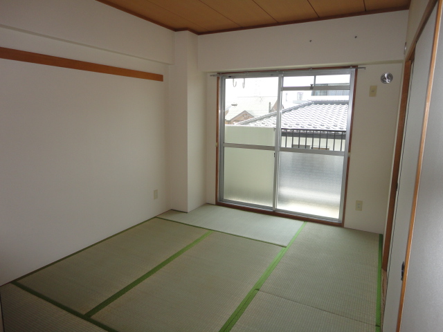 Other room space. It is a Japanese-style calm