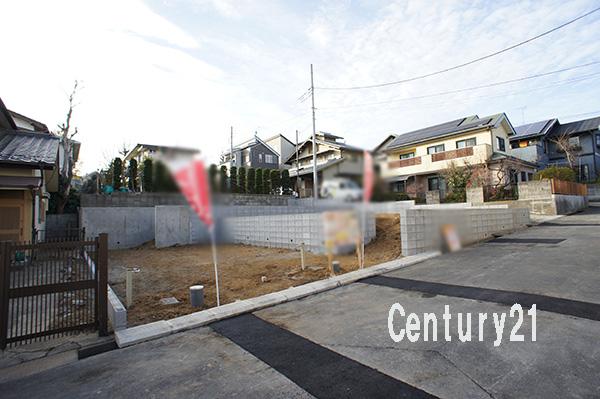 Local photos, including front road. 12 / 17 shooting Vacant lot