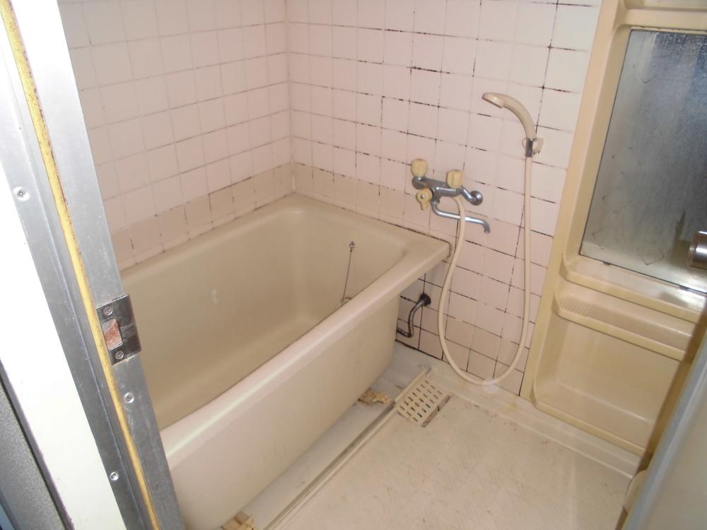 Bathroom. Indoor (11 May 2013) Shooting