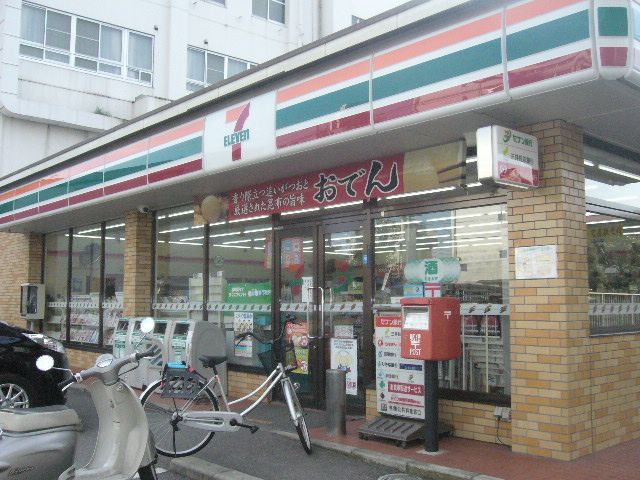 Convenience store. 720m to Seven-Eleven (convenience store)