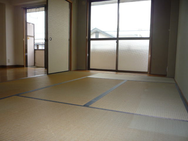 Living and room. Japanese-style room 6 tatami A bright room